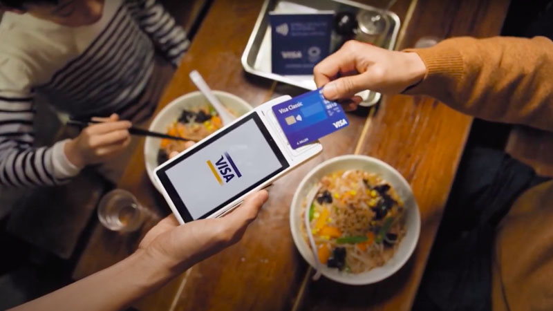 Paying for dinner with contactless card